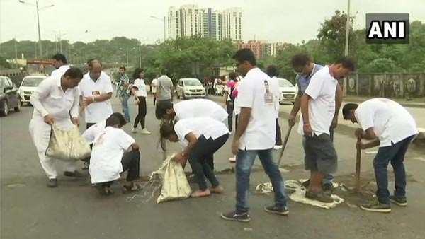 बेटे की मौत के बाद पिता ने भर डाले सड़क के सैकड़ों गड्ढे