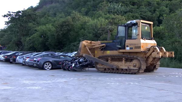 विडियो: करीब 40 करोड़ की लग्जरी कारों को JCB से कुचलवा डाला