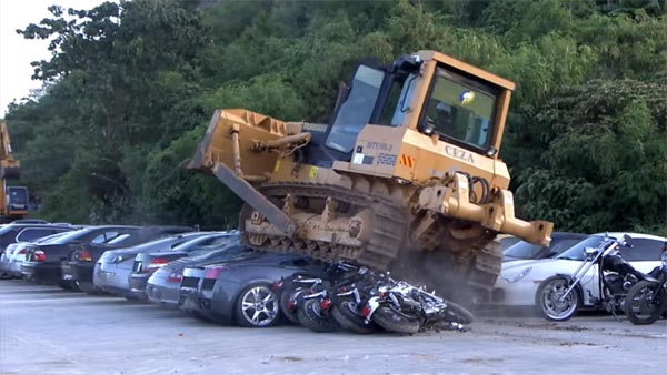 विडियो: करीब 40 करोड़ की लग्जरी कारों को JCB से कुचलवा डाला