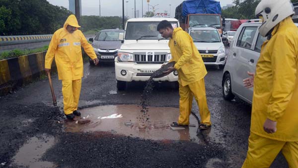 बेटे की मौत के बाद पिता ने भर डाले सड़क के सैकड़ों गड्ढे