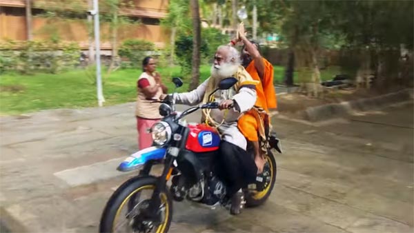 जब बाबा रामदेव और सदगुरू ने दौड़ाई Ducati Scrambler सुपरबाइक