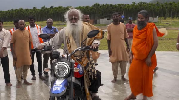 जब बाबा रामदेव और सदगुरू ने दौड़ाई Ducati Scrambler सुपरबाइक