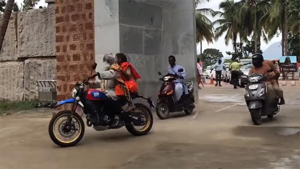 जब बाबा रामदेव और सदगुरू ने दौड़ाई Ducati Scrambler सुपरबाइक