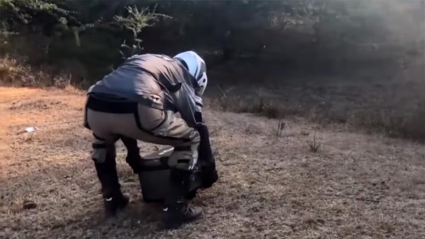 डुकाटी की लाखों की सुपरबाइक पर सफर करते हैं ये जहरीले 'सांप'