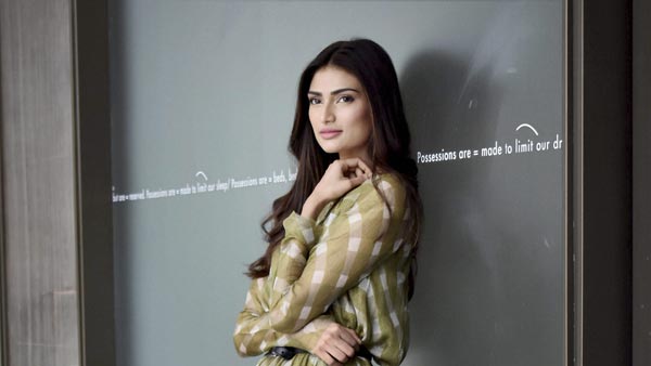 आथिया शेट्टी की लग्जरी जगुआर सेल पर - कीमत महज 25 लाख