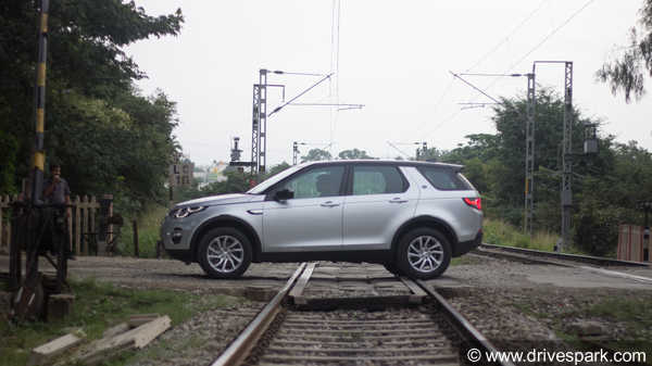 Land Rover Discovery Sport Review - जानिए क्या है खास, पूरी डिटेल