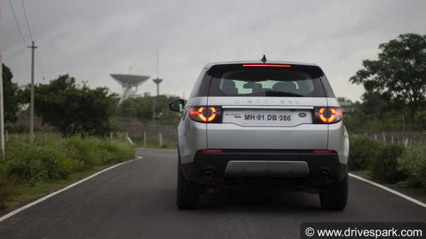 Land Rover Discovery Sport Review - जानिए क्या है खास, पूरी डिटेल