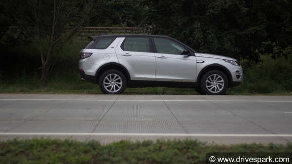 Land Rover Discovery Sport Review - जानिए क्या है खास, पूरी डिटेल