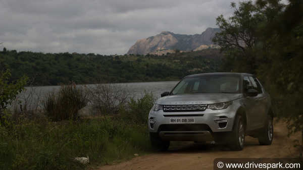 Land Rover Discovery Sport Review - जानिए क्या है खास, पूरी डिटेल