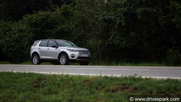 Land Rover Discovery Sport Review - जानिए क्या है खास, पूरी डिटेल