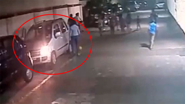 OMG! देखिए किस बर्बरता से एक महिला ने बच्चे पर चढ़ा दी कार