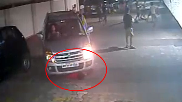 OMG! देखिए किस बर्बरता से एक महिला ने बच्चे पर चढ़ा दी कार