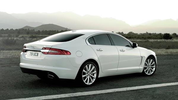 आथिया शेट्टी की लग्जरी जगुआर सेल पर - कीमत महज 25 लाख