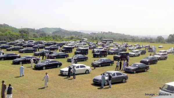 कर्ज में डूबे पाकिस्तान को नीलाम करनी पड़ी प्रधानमंत्री की कारें