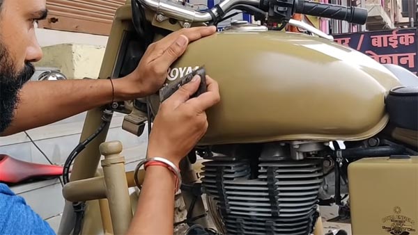 महज 1000 के स्टीकर में ये बाइक बनी रॉयल एनफील्ड क्लासिक 500 पेगासस महज 1000 के स्टीकर में ये बाइक बनी रॉयल एनफील्ड क्लासिक 500 पेगासस