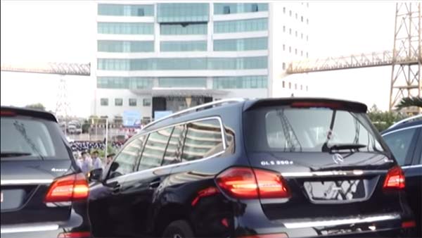 गुजरात के इस व्यापारी ने अपने कर्मचारी को गिफ्ट कर दी 3 करोड़ की मर्सिडीज