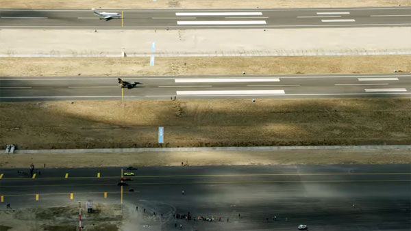 जानिए क्या हुआ जब सुपरबाइक और फाइटर जेट बीच हुई रफ्तार की जंग