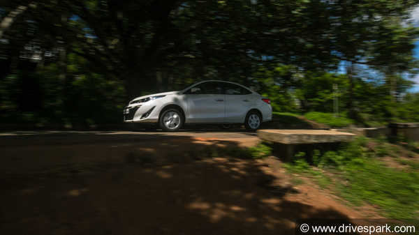 Toyota Yaris CVT Review — अत्याधुनिक फीचर्स से लैस शानदार सिडान कार