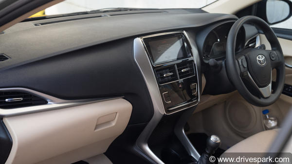 Toyota Yaris CVT Review — अत्याधुनिक फीचर्स से लैस शानदार सिडान कार