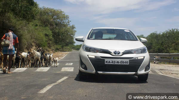 Toyota Yaris CVT Review — अत्याधुनिक फीचर्स से लैस शानदार सिडान कार