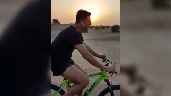 विडियो: खिलाड़ी अक्षय कुमार का साइकिल स्टंट आपके लिए हो सकता है खतरनाक विडियो: खिलाड़ी अक्षय कुमार का साइकिल स्टंट आपके लिए हो सकता है खतरनाक