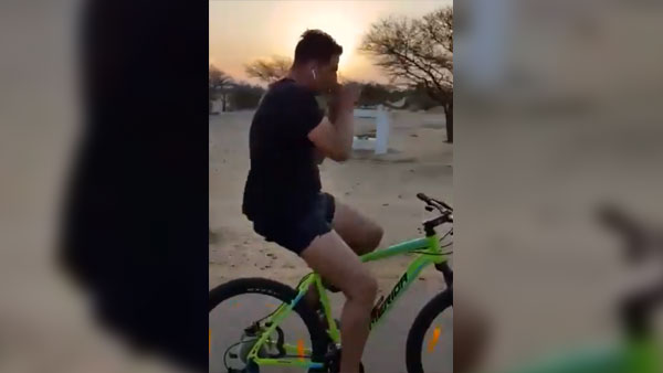 विडियो: खिलाड़ी अक्षय कुमार का साइकिल स्टंट आपके लिए हो सकता है खतरनाक विडियो: खिलाड़ी अक्षय कुमार का साइकिल स्टंट आपके लिए हो सकता है खतरनाक