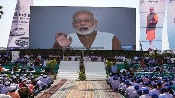 दीवाली में फिर छाए सावजी ढोलकिया, गिफ्ट में बांटी 600 कारें दीवाली में फिर छाए सावजी ढोलकिया, गिफ्ट में बांटी 600 कारें