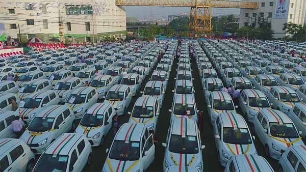 दीवाली में फिर छाए सावजी ढोलकिया, गिफ्ट में बांटी 600 कारें दीवाली में फिर छाए सावजी ढोलकिया, गिफ्ट में बांटी 600 कारें