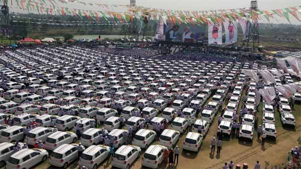 दीवाली में फिर छाए सावजी ढोलकिया, गिफ्ट में बांटी 600 कारें दीवाली में फिर छाए सावजी ढोलकिया, गिफ्ट में बांटी 600 कारें