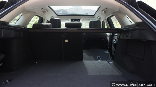 रेंज रोवर वेलार पी250 रिव्यू — जानिए इस एसयूवी में क्या है खास?