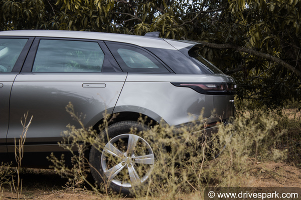 रेंज रोवर वेलार पी250 रिव्यू — जानिए इस एसयूवी में क्या है खास?