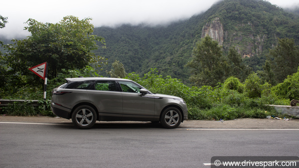 रेंज रोवर वेलार पी250 रिव्यू — जानिए इस एसयूवी में क्या है खास?