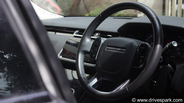 रेंज रोवर वेलार पी250 रिव्यू — जानिए इस एसयूवी में क्या है खास?