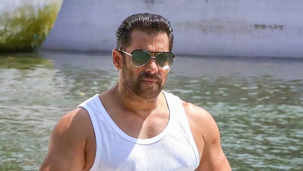 दुबई के रेगिस्तान में पोलारिस दौड़ाते नजर आए सलमान खान