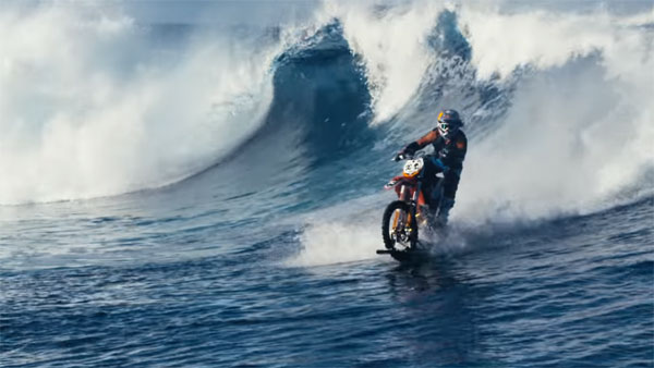 इस ट्रीक को जान लीजिए आप भी पानी पर बाइक दौड़ा सकेंगे