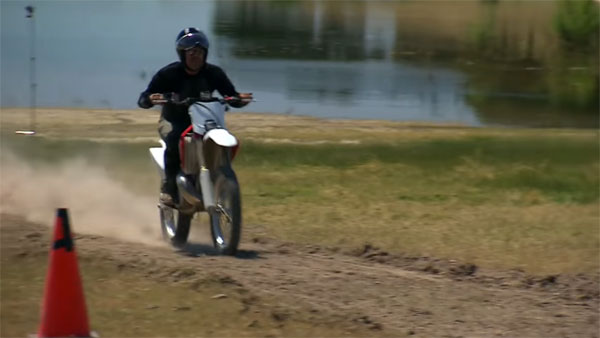 इस ट्रीक को जान लीजिए आप भी पानी पर बाइक दौड़ा सकेंगे