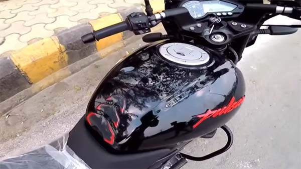 नए कलर में लॉन्च हुई बजाज पल्सर 150 क्लासिक एडिशन - कीमत 65,500 रुपए