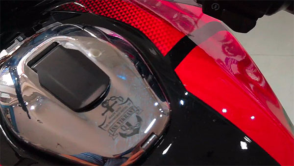 INS विक्रांत के लोहे से बनी बाइक बजाज V15 का पावर अप वेरिएंट भारत में लॉन्च