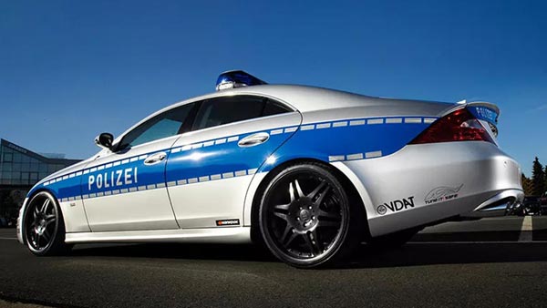 इस देश की पुलिस के पास है दुनिया की सबसे आश्चर्यजनक कारें