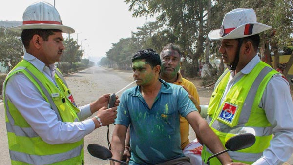 महज 12 प्वाइंट्स और आपका ड्राइविंग लाइसेंस हो जायेगा रद्द, जानिए नया नियम महज 12 प्वाइंट्स और आपका ड्राइविंग लाइसेंस हो जायेगा रद्द, जानिए नया नियम