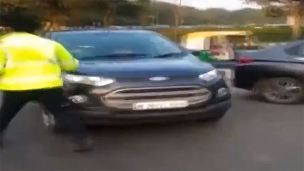 सिग्नल पर रोका तो ट्रैफिक कॉन्स्टेबल पर चढ़ाई गाड़ी - वीडियो