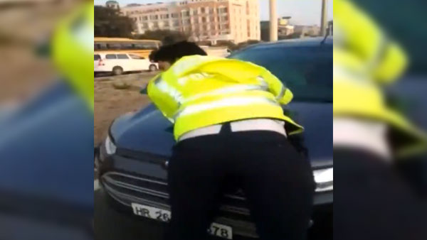 सिग्नल पर रोका तो ट्रैफिक कॉन्स्टेबल पर चढ़ाई गाड़ी - वीडियो