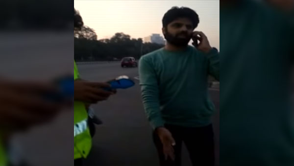 सिग्नल पर रोका तो ट्रैफिक कॉन्स्टेबल पर चढ़ाई गाड़ी - वीडियो