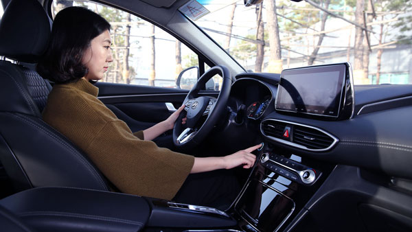 हुंडई ने सेंटा फे एसयूवी में प्रयोग की दुनिया की पहली फिंगरप्रिंट तकनीक