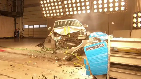 विडियो: महिंद्रा माराजो क्रैश टेस्ट रिजल्ट — जानें कितनी सेफ है ये MPV