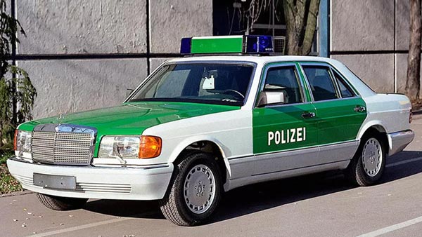 इस देश की पुलिस के पास है दुनिया की सबसे आश्चर्यजनक कारें