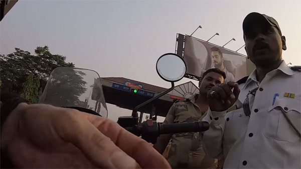 विदेशी बाइकर को जब पुलिस ने पकड़ा, तो कुछ ऐसा हुआ जिसपर आप यकिन नहीं कर पाएंगे