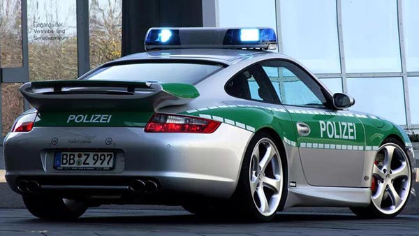 इस देश की पुलिस के पास है दुनिया की सबसे आश्चर्यजनक कारें