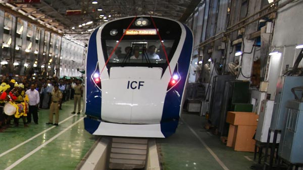 देश की सबसे तेज रफ्तार 'ट्रेन 18' को पीएम मोदी दिखायेंगे हरी झंडी, जानिए क्या है इसमें खास देश की सबसे तेज रफ्तार 'ट्रेन 18' को पीएम मोदी दिखायेंगे हरी झंडी, जानिए क्या है इसमें खास