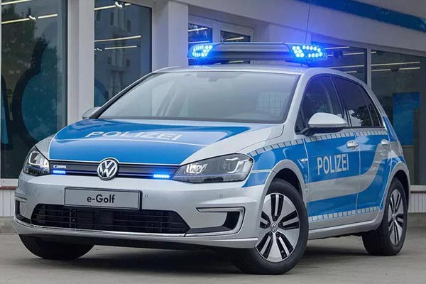 इस देश की पुलिस के पास है दुनिया की सबसे आश्चर्यजनक कारें